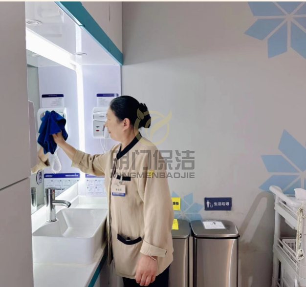 為啥現在保潔都外包？因為保潔公司專業嗎？